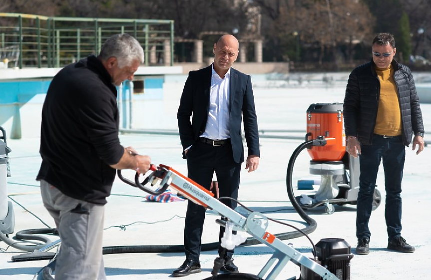 Кметът на Пловдив Костадин Димитров надзирава ремонтните дейности по обновяване на Пеещите фонтани; ©Община Пловдив