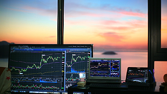 Фючърсите на Уолстрийт, доларът и петролът поевтиняват, златото поскъпва