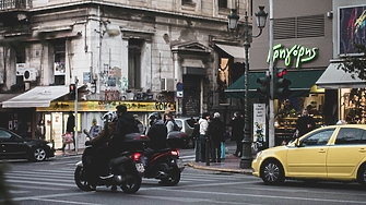 Таксиметрови шофьори в Гърция се готвят за безсрочна стачка, летищни блокади  