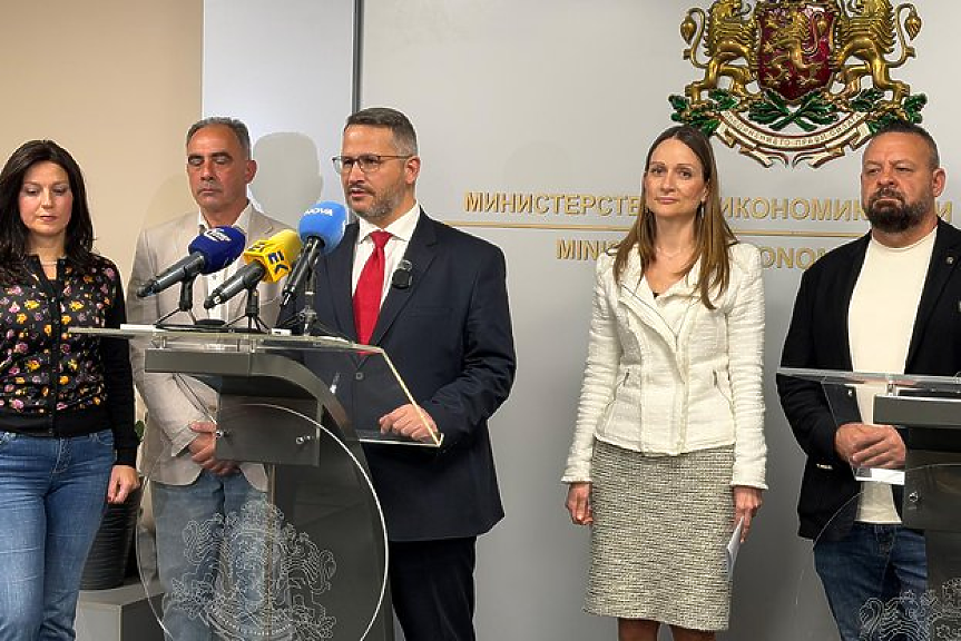 Министърът на земеделието и храните Иван Христанов по време на съвмествен брифинг с министъра на икономиката и индустрията Ирина Щонова