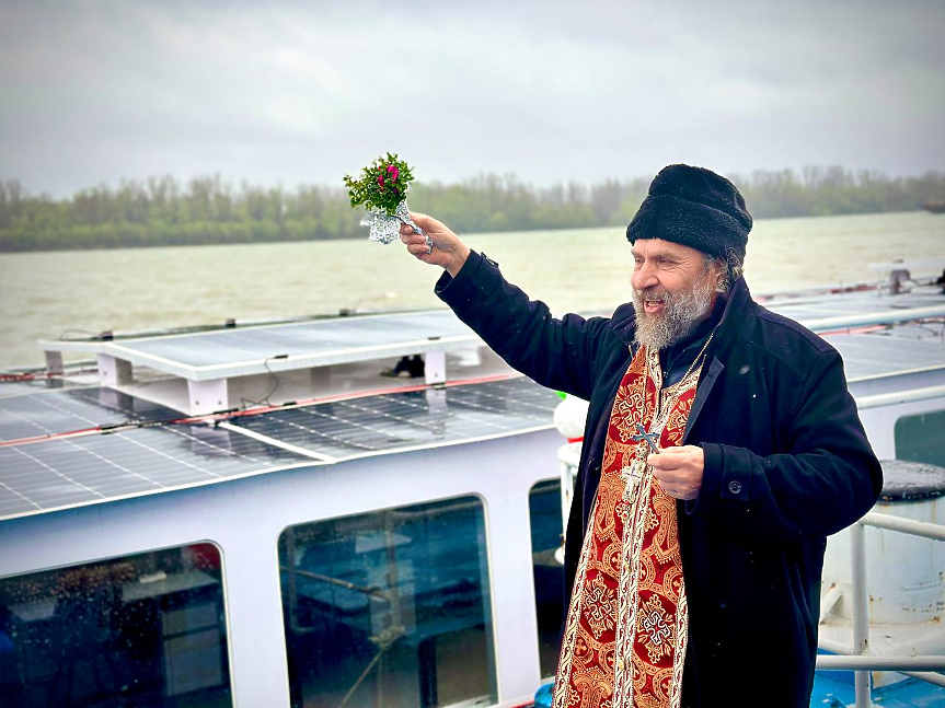 Нов екологичен катамаран беше официално осветен и кръстен в Русе; ©Община Русе