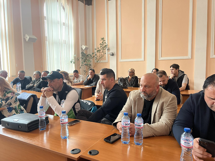 Работна среща, посветена на възможността за изграждане на подземно електрозахранване към Осоговската планина; ©Община Кюстендил