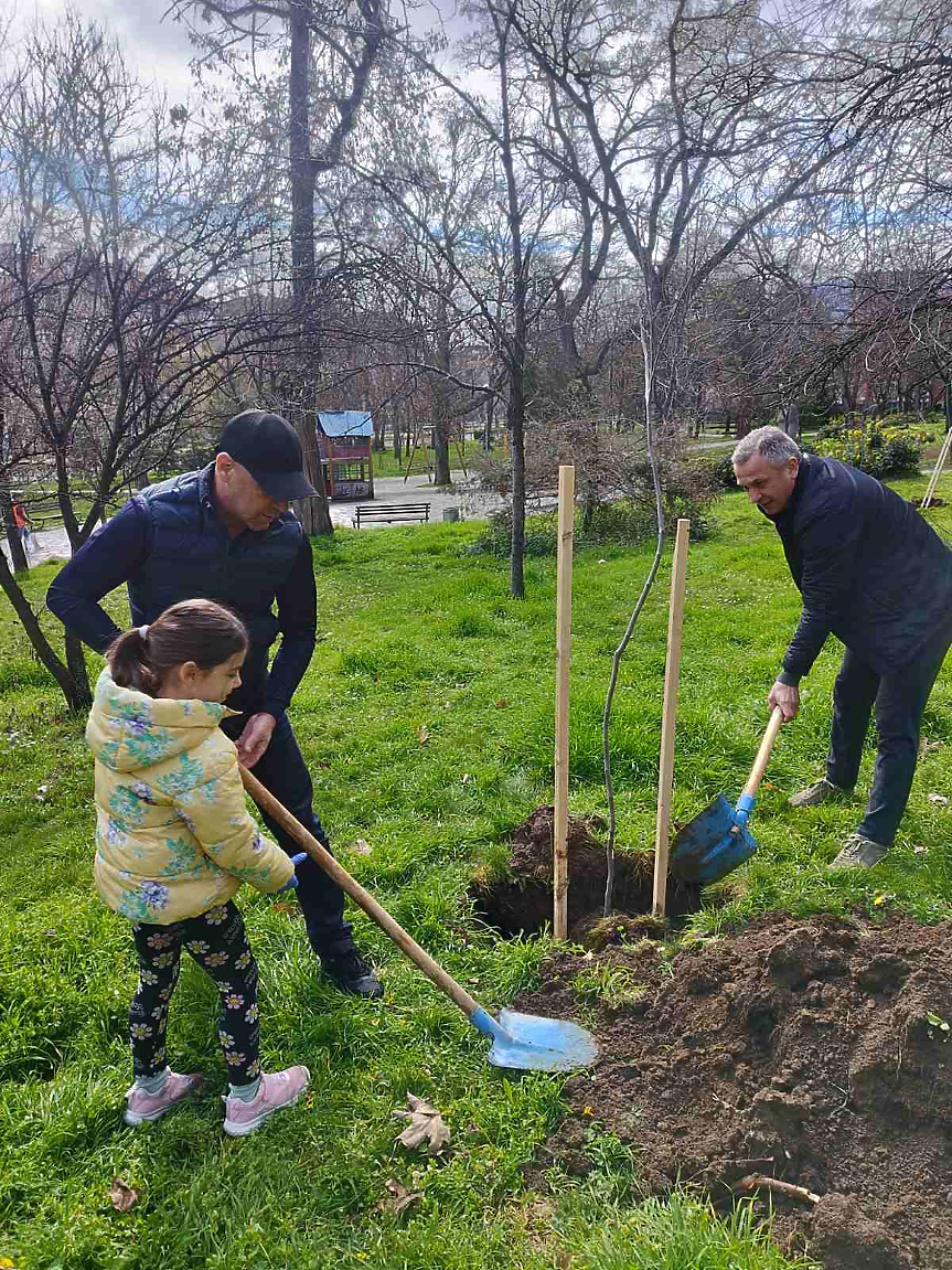 Кметът Костадин Димитров се включи в акция по залесяване на Бунарджика; ©Община Пловдив