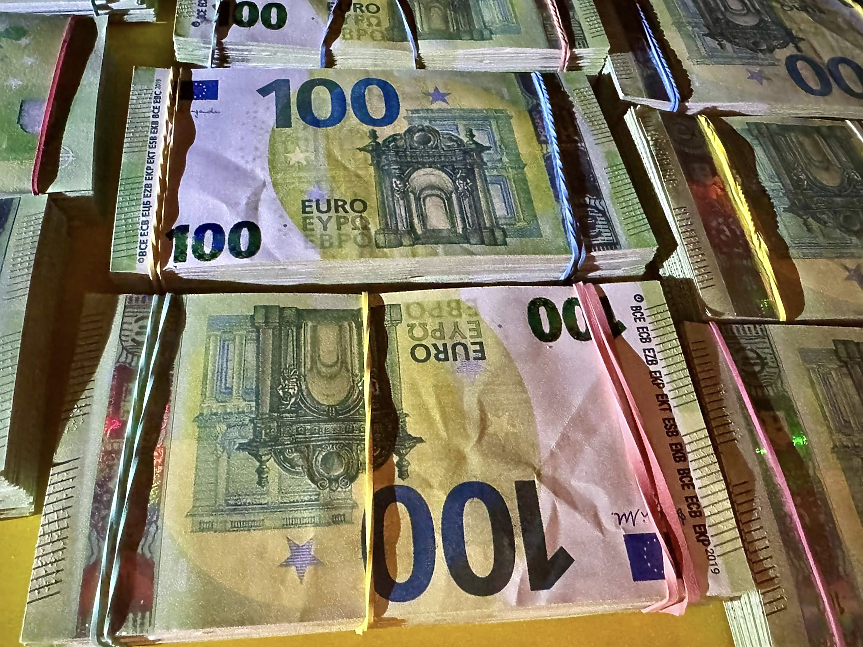 ГДБОП показа задържаните фалшиви 1.2 млн. евро (снимки)