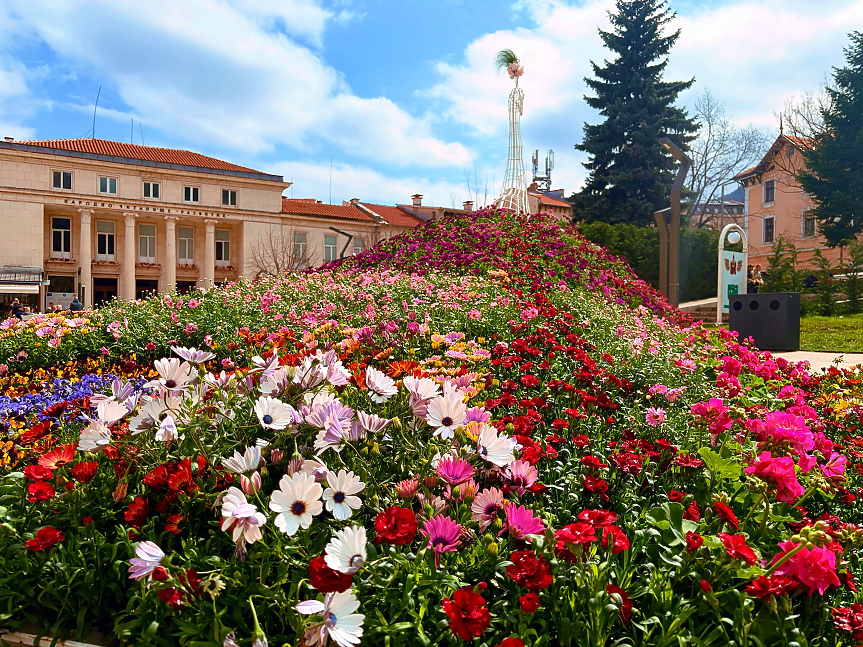 Враца и Русе посрещат Великден с обновена празнична украса и цветни фестивали (снимки)
