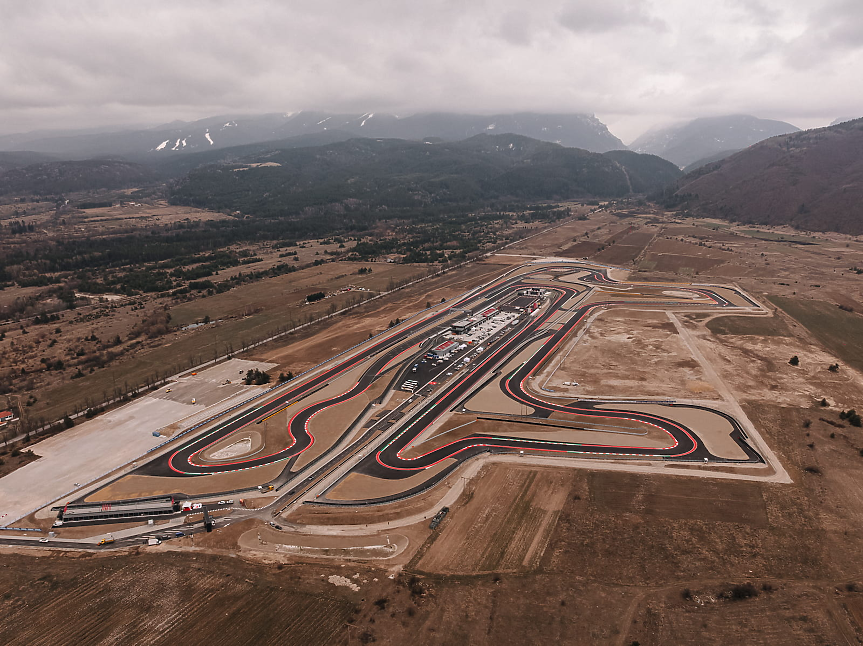 Как изглежда най-голямата писта за моторни спортове на Балканите, открита край Самоков (снимки)
