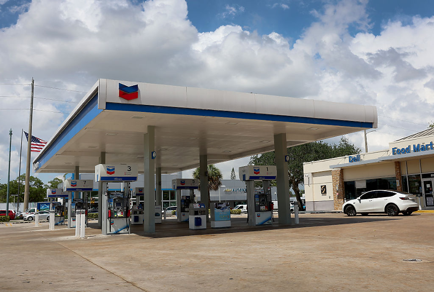 Масови проверки и солени глоби за бензиностанциите в Гърция