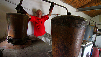 1 от всеки 3 литра алкохол е в сивия сектор: България губи 110 млн. евро годишно