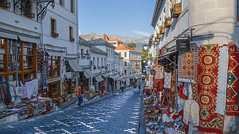 Средната заплата в Албания гони €900: В кои сектори плащат най-много?