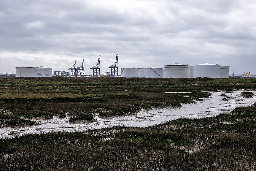 ЕС облекчава изискванията и настоява за ранно попълване на газовите хранилища  