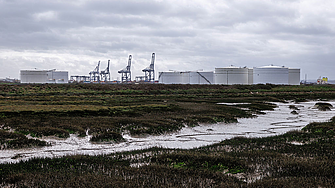 ЕС облекчава изискванията и настоява за ранно попълване на газовите хранилища  