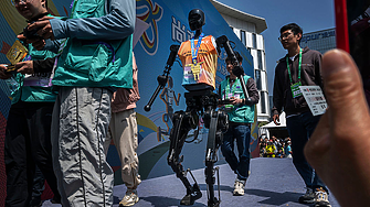 Над 100 хуманоидни робота се готвят за полумаратон в Китай (видео)