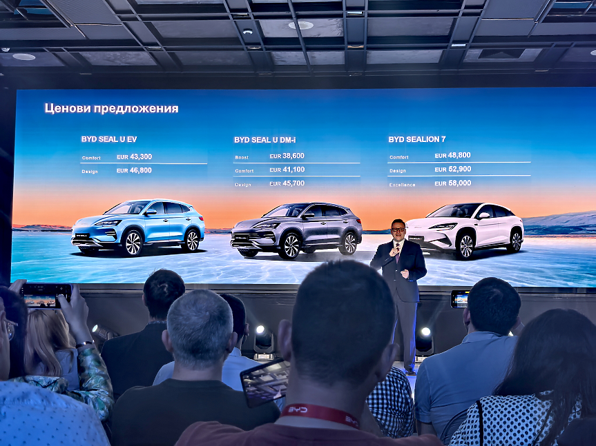 Мениджърът продажби за България и Румъния на BYD Виорел Еремиа представя част от портфолиото на компанията у нас; ©Darik Business Review