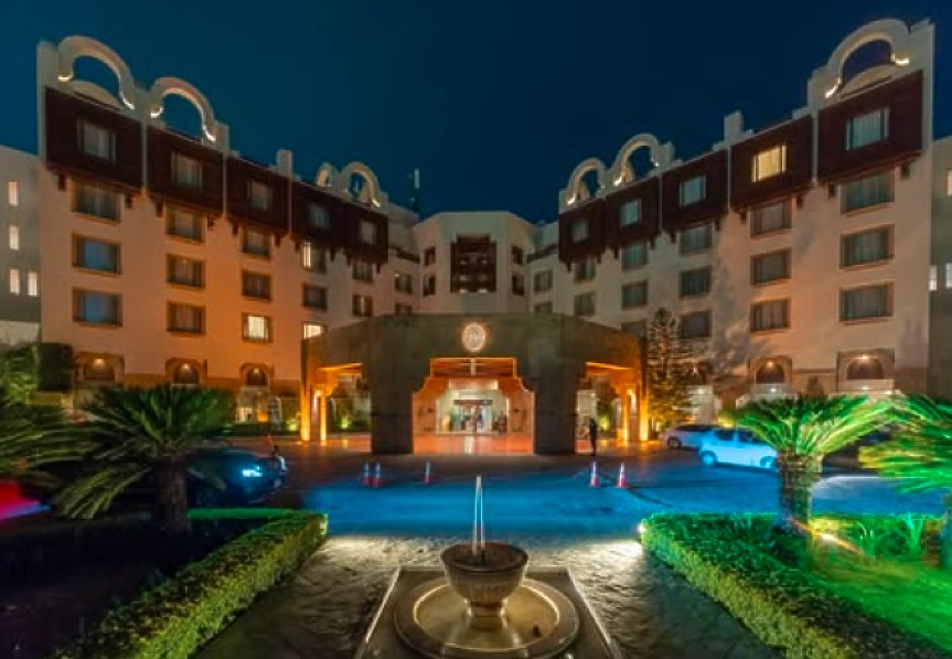 Как изглежда петзвездният хотел, в който преговарят САЩ и Иран