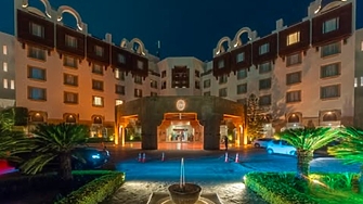 Как изглежда петзвездният хотел, в който преговарят САЩ и Иран