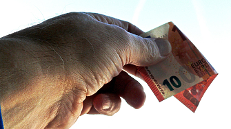 Нетното почасово заплащане у нас скача с най-много в ЕС, но остава най-ниско