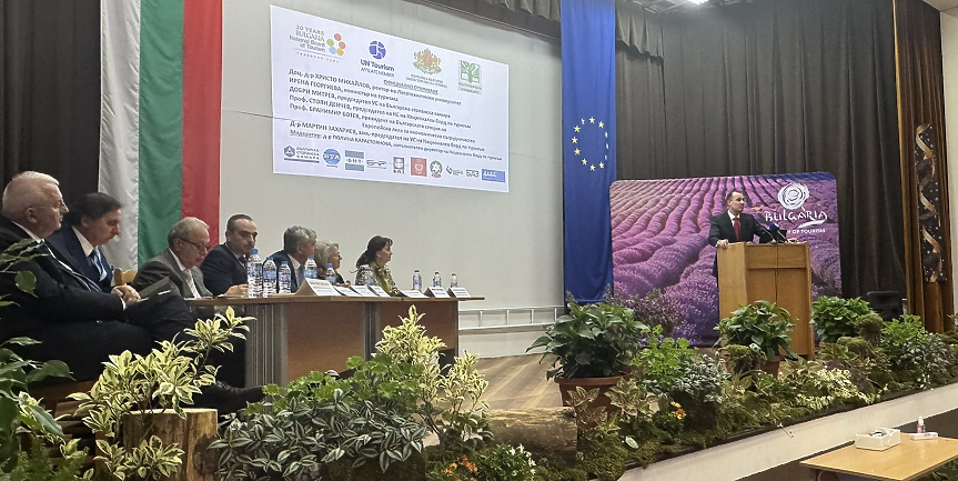 Заместник-министърът на икономиката и индустрията Антон Костадинов на юбилейната национална конференция „4-те ключа за устойчив туризъм – култура, природа, храна и иновации“; ©Министерство на икономиката и индустрията