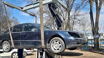 Близо 1000 стари коли в София със стикери за принудително преместване