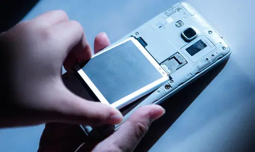 Телефоните да имат батерии, които можем сами да сменяме: Нови правила на ЕС от 2027 г.