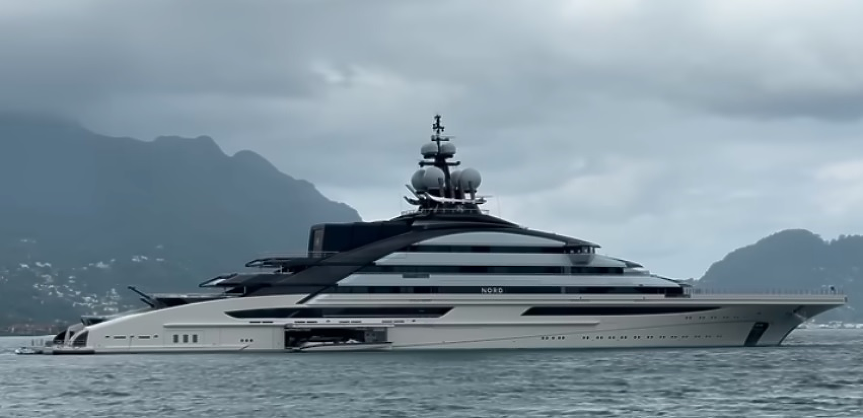 Суперяхта на руски олигарх, приятел на Путин, премина през Ормузкия проток