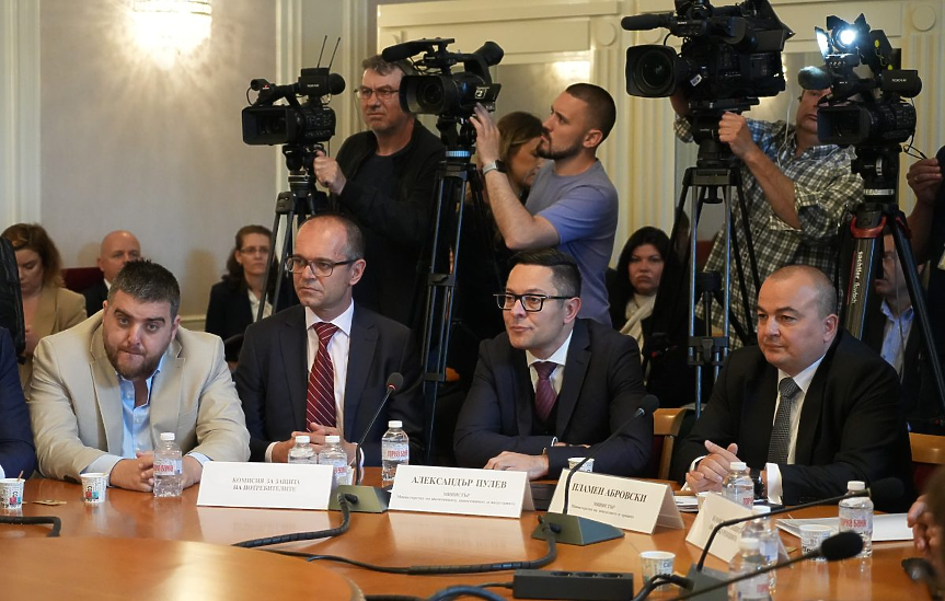 Вицепремиерът и икономически министър Александър Пулев в Народното събрание; МИИ