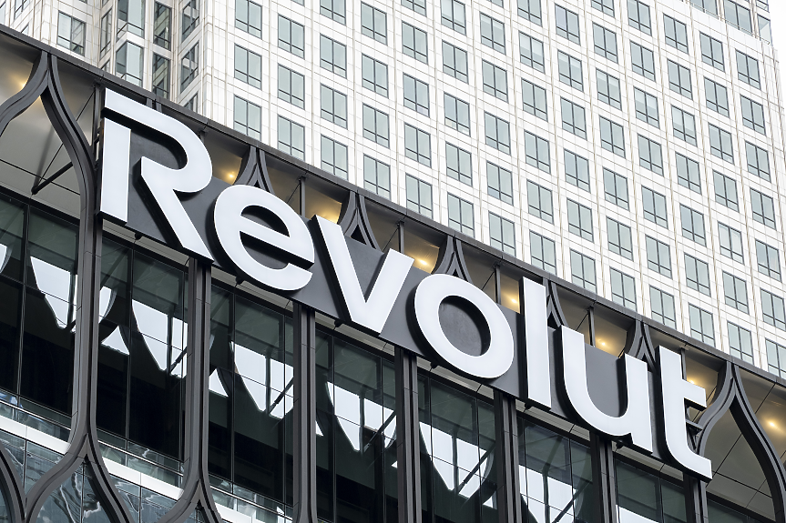 Revolut спира търговията със злато и сребро в България