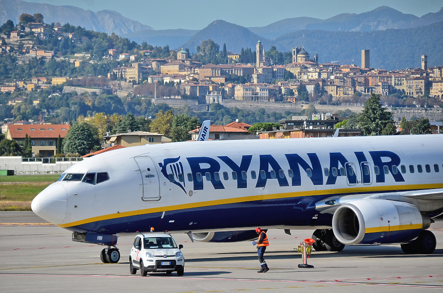 Разследват Ryanair за практиката да таксува родители, за да седят до децата си