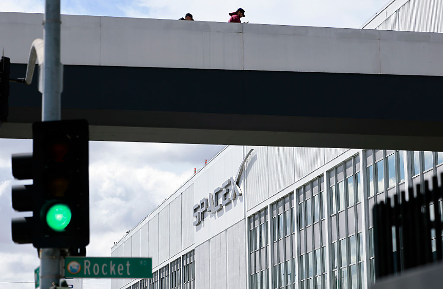 SpaceX фиксира цената на акциите за IPO-то си на $135?