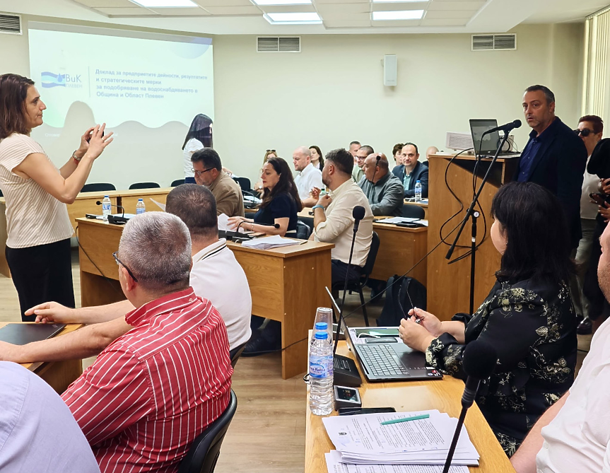 Управителят на ВиК – Плевен Калоян Къдрийски пред Общинския съвет; ©Община Плевен