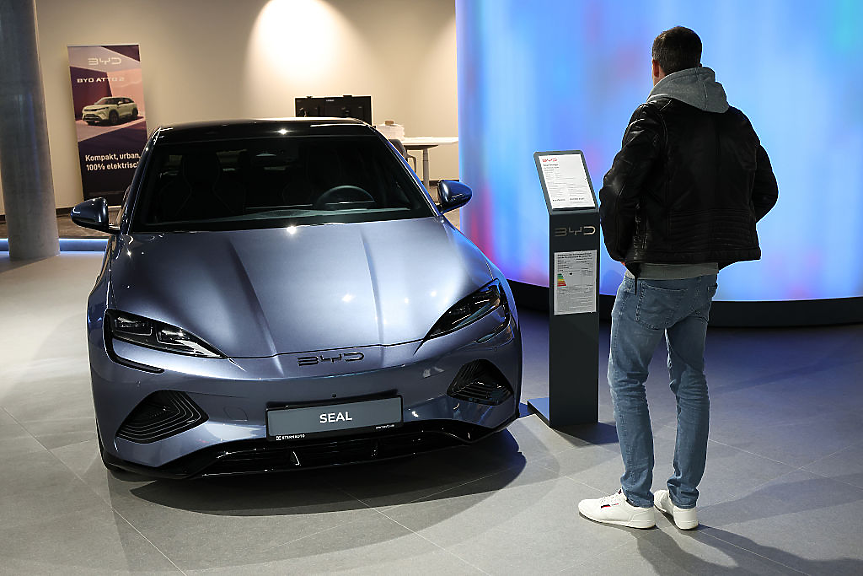 Шеф на BYD: Можем да отнемем короната на Toyota и без щатския пазар