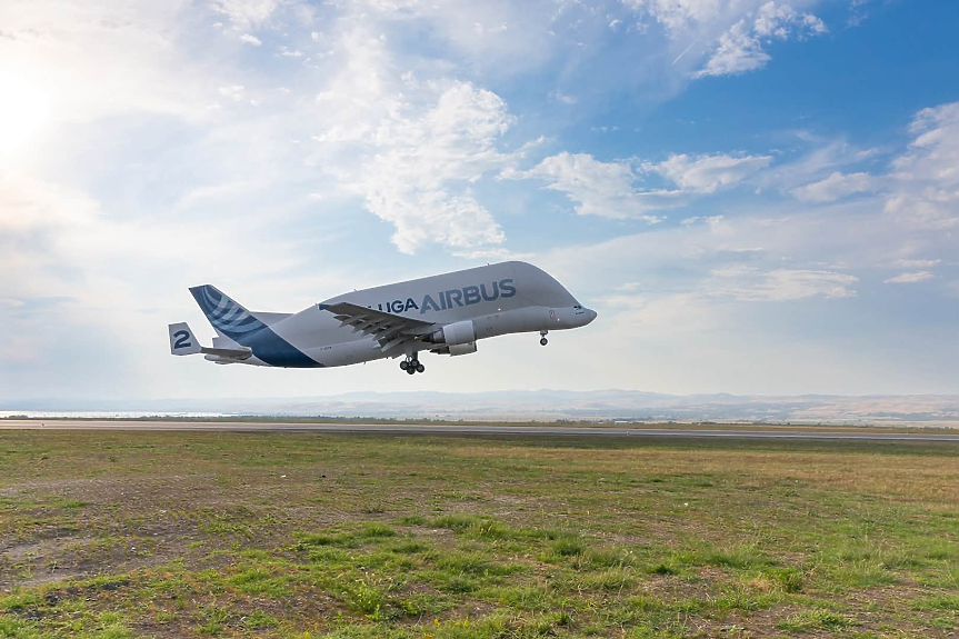 „Летящият кит“ на Airbus кацна за първи път на българско летище