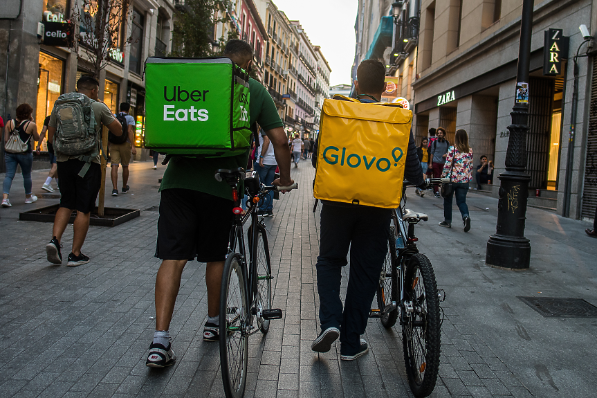 Uber се връща на Балканите: Какво означава сделката за Glovo в България