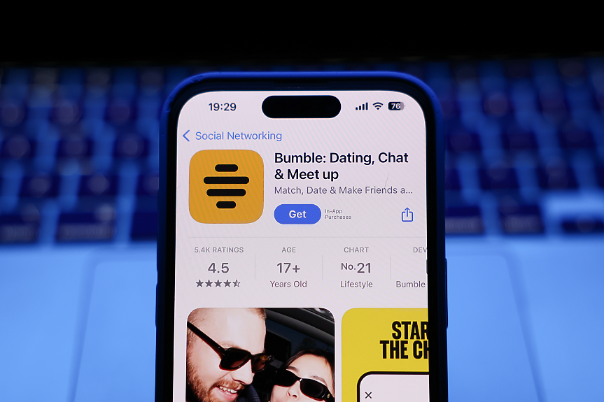  Bumble слага край на знаковото си правило: Мъжете вече могат да пишат първи