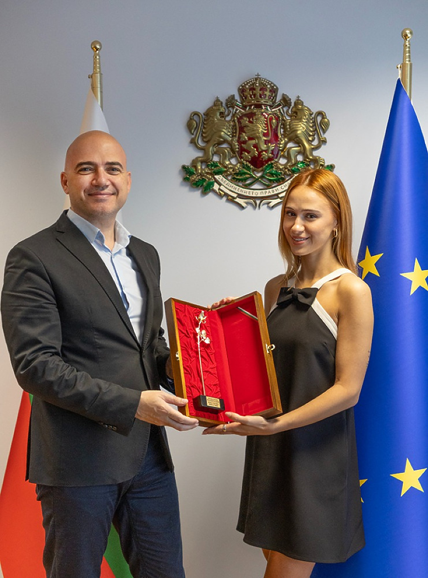 Актрисата Мария Бакалова беше отличена от министъра на туризма Илин Димитров със статуетка със златна роза като символ на страната ни; ©Министерство на туризма