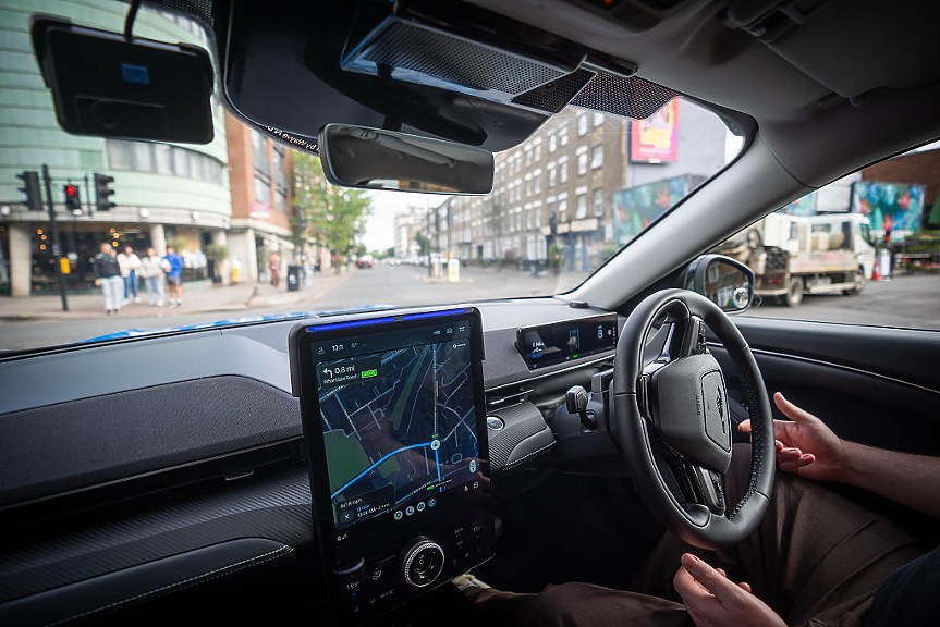 Роботакситата превземат Европа: Uber и Wayve стартираха от Лондон