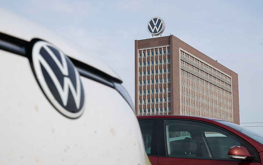 Volkswagen съкращава 50 000 работни места и намалява моделите си наполовина