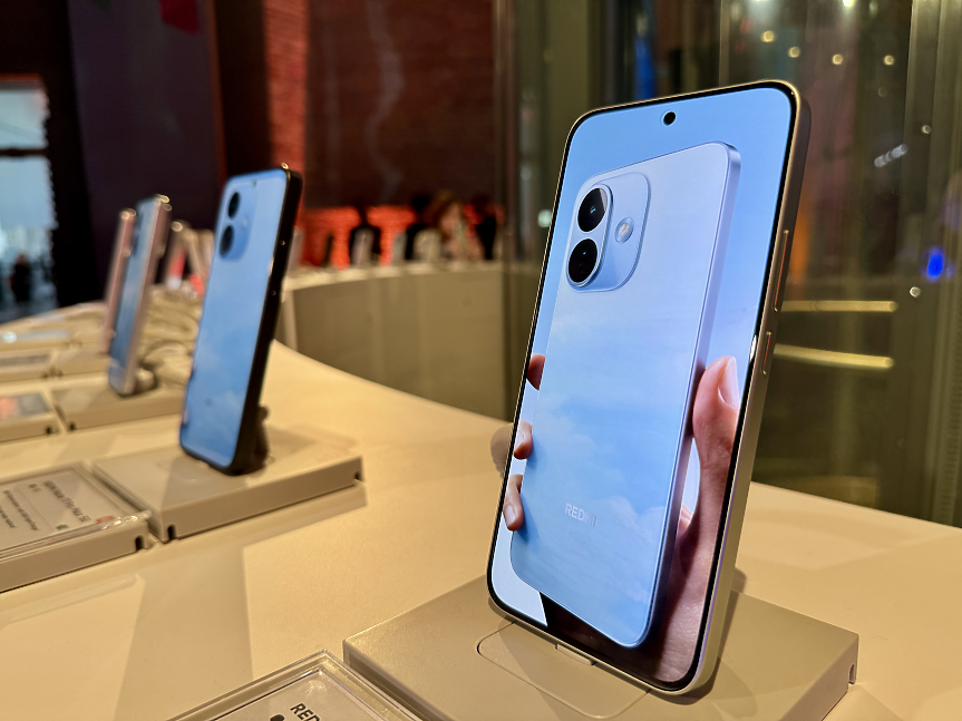 Redmi Note 17 Pro 5G на демонстрационния щанд (Снимка: Дарик)