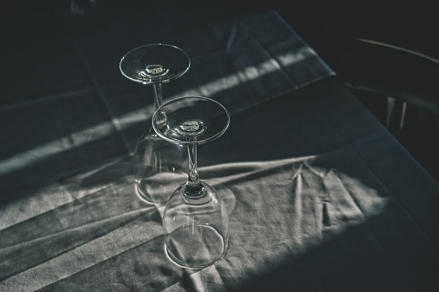 Чаши на маса в ресторант; ©Pixabay