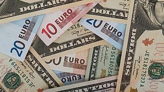 Доларът близо до годишен връх, еврото падна до най-ниско ниво от май 2025 г.