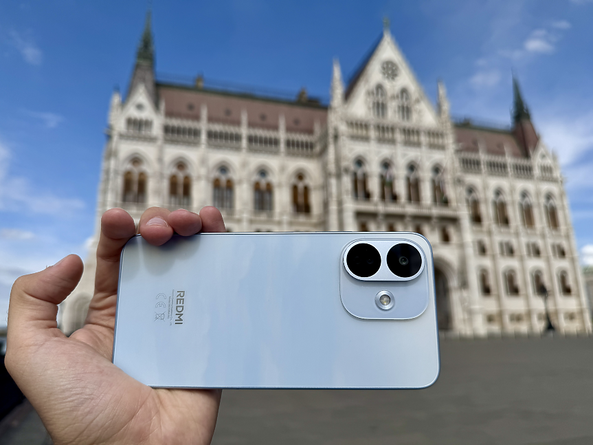 Светлосиният гръб (Cloud Blue) на Redmi Note 17 Pro 5G (Снимка: Дарик)