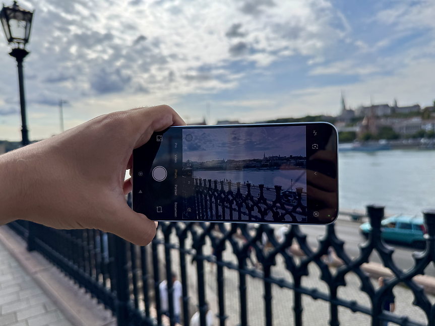 Тестване на интерфейса на камерата на Redmi Note 17 Pro 5G при заснемане на панорама край река Дунав (Снимка: Дарик)