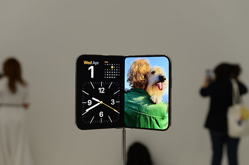 Сгъваемият iPhone Duo идва в България: Цени и оферти от трите телекома