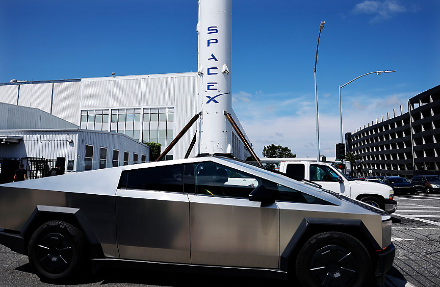 Илон Мъск подкрепя идеята за сливане на SpaceX и Tesla